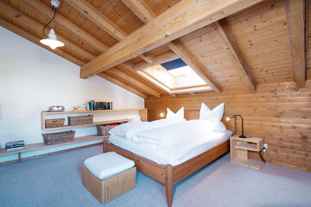 艾姆敦Apartment zum Leist的一间卧室配有一张床和天窗
