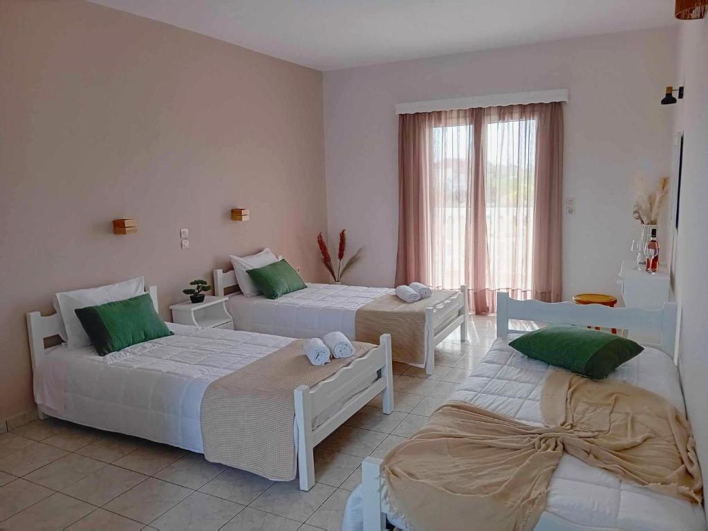 拉加纳斯Lunzi Verde的绿白色客房内的两张床