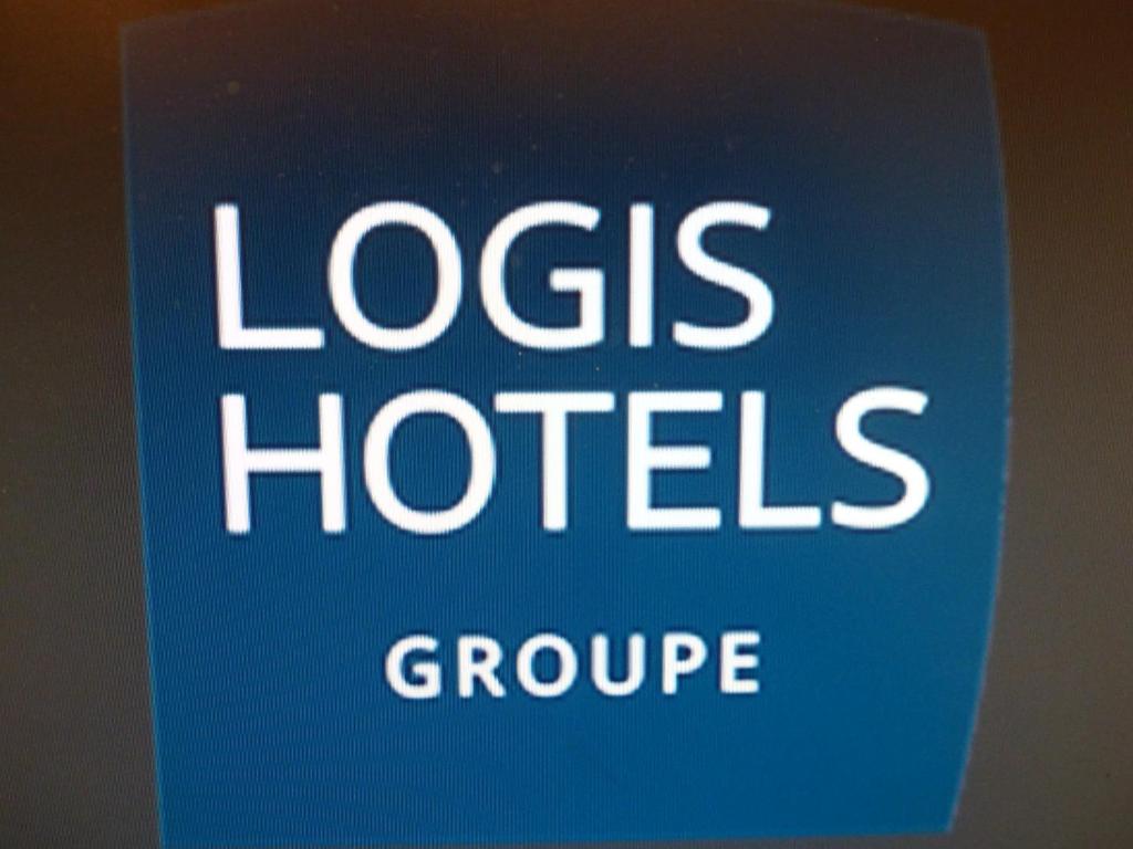 布鲁瓦Logis Hôtel Louise de Savoie的蓝色标志,表示酒店集团的日志