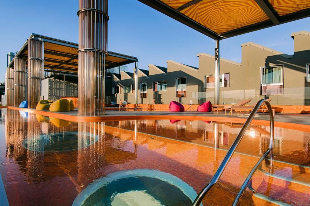 米兰诺奥米兰酒店的游泳池,位于带游泳池的建筑内
