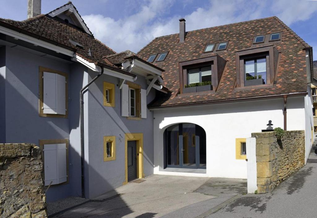 圣布莱斯L'Eau Forte - maison d'hôtes的白色的房子,设有黄色的门窗