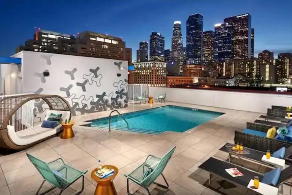 洛杉矶Cozy 3bed Condo with balcony & a rooftop pool的一座城市天际线建筑的屋顶游泳池