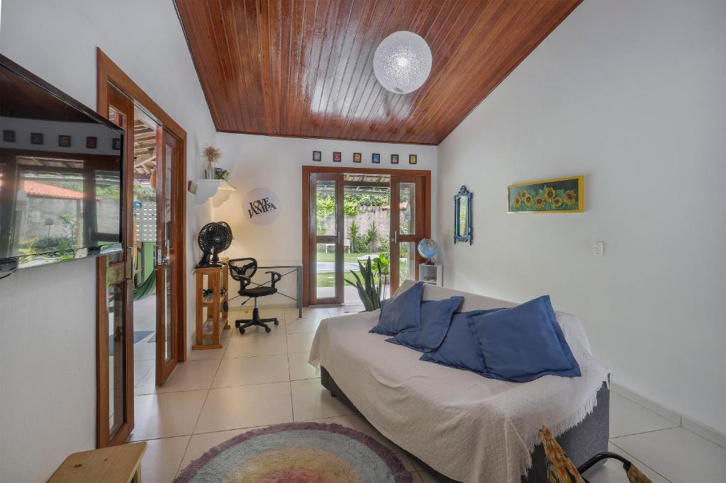 皮帕VILA ACONCHEGO GAMELEIRA的一间卧室配有一张带蓝色枕头的床。