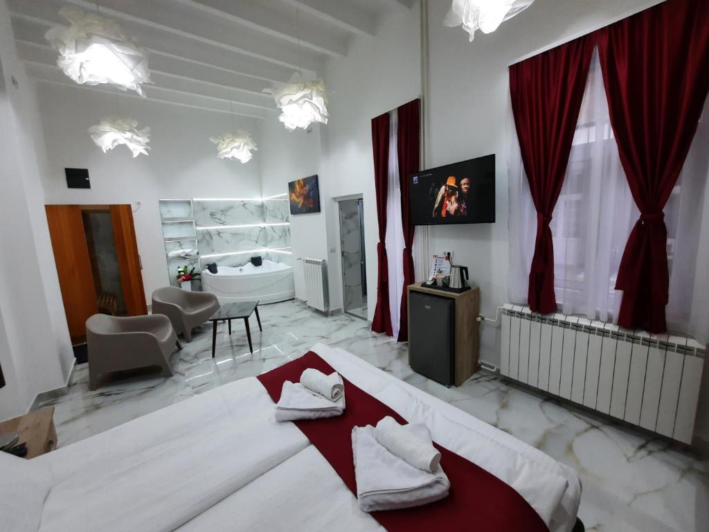 贝尔格莱德Authentic Belgrade Centre - Luxury Suites的一间带大床的卧室和一间浴室