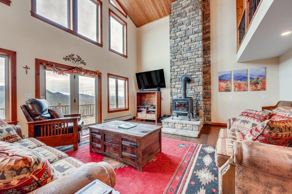 Saranac Lake Home with Deck, Grill and Mountain Views!的休息区