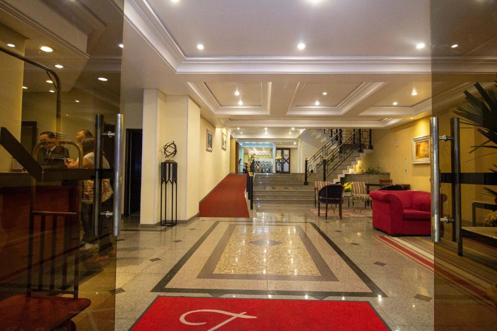 库里提巴特雷维电子商务酒店的一间带红色沙发的客厅和楼梯