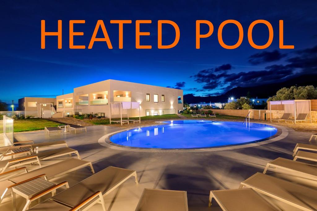 普拉基亚斯Belvedere Luxury Apartments & Spa的一座带躺椅的温水游泳池