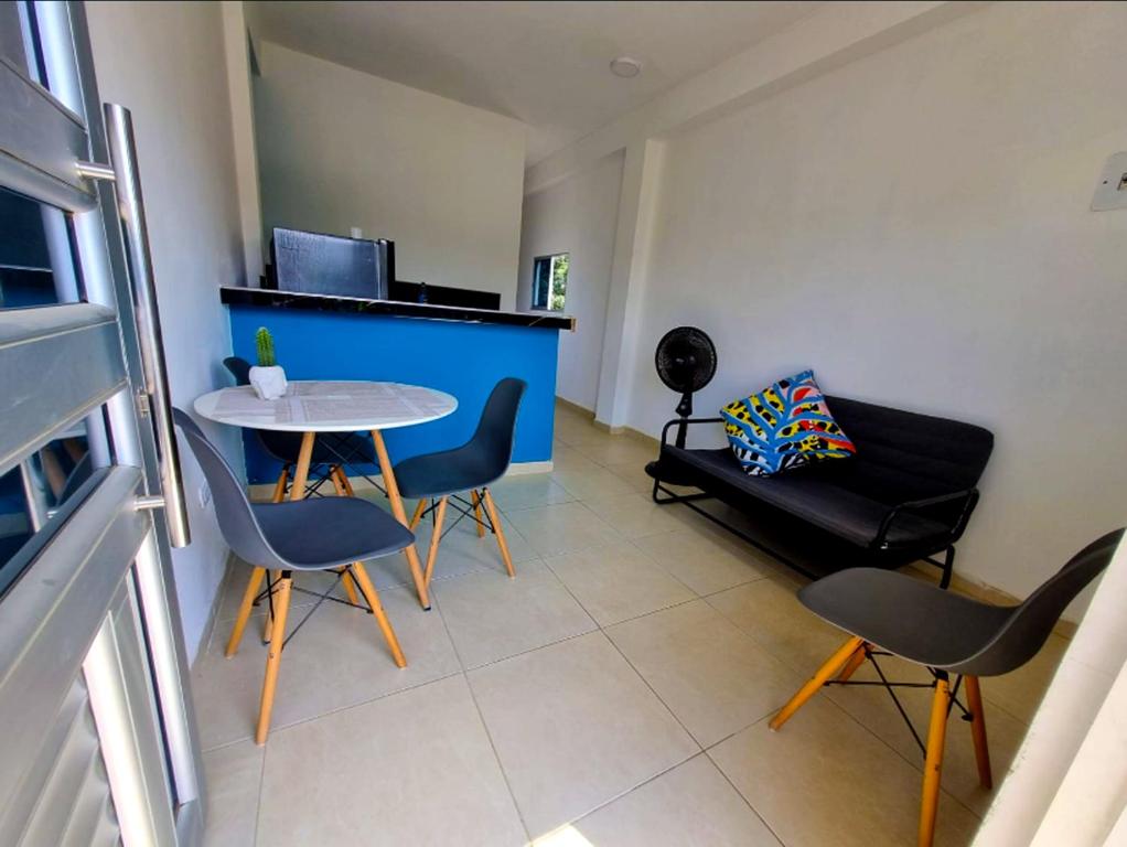 帕洛米诺Apartamento Privado Palomino的客厅配有桌椅和沙发