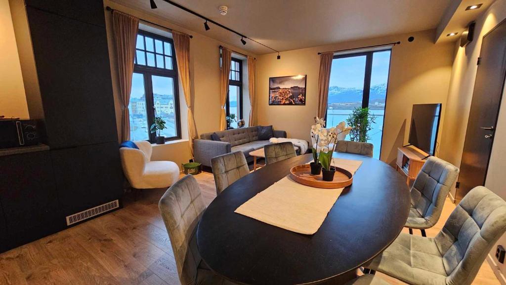 奥勒松West Coast Apartments Aalesund的客厅配有桌椅