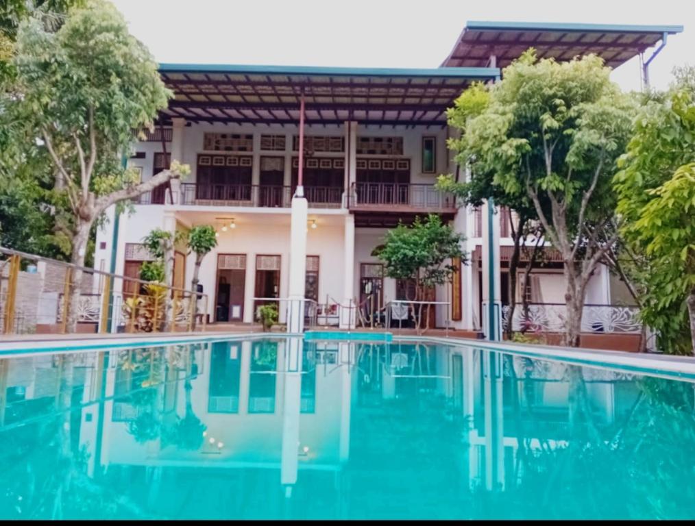 帕讷杜勒Jayaa Villas Bolgoda的房屋前游泳池的图像
