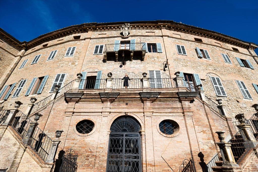 索维奇勒Castello di Sovicille - Residenza d'Epoca的一座大型砖砌建筑,上面设有阳台