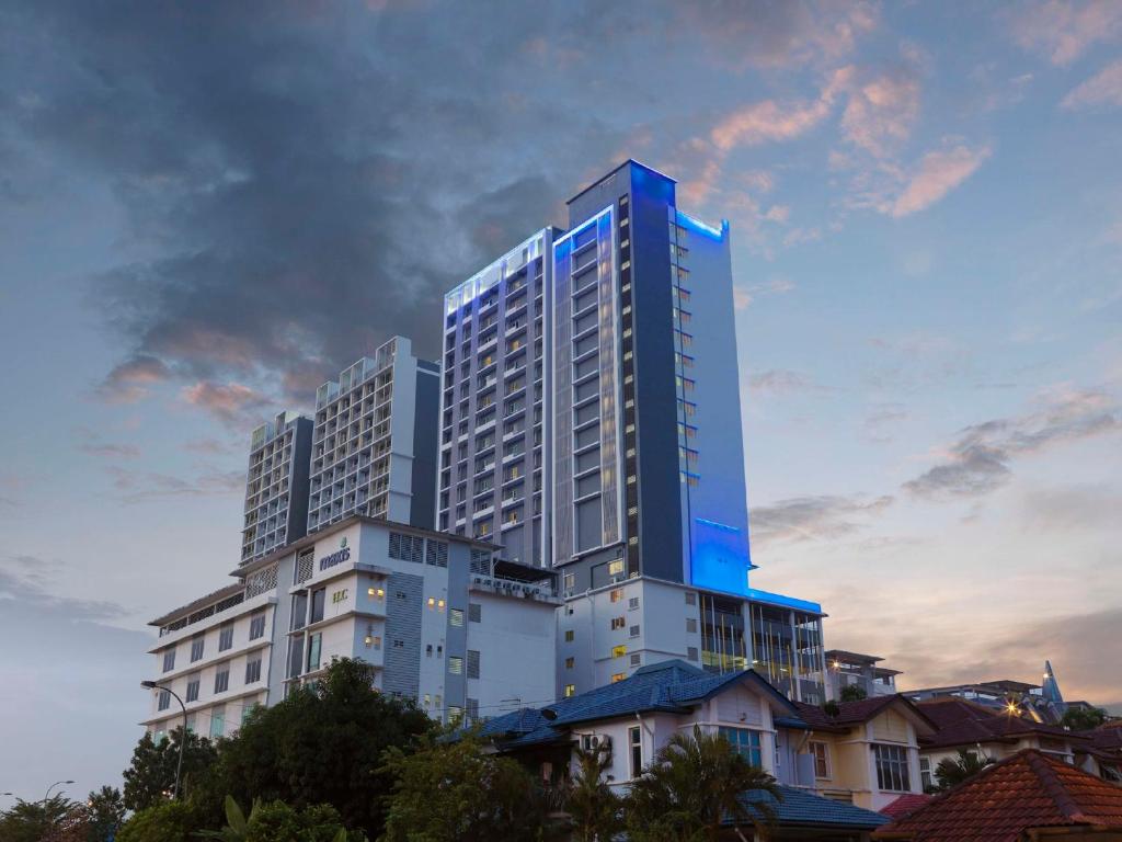 莎阿南Best Western i-City Shah Alam的一座高大的建筑,上面有蓝色的灯光