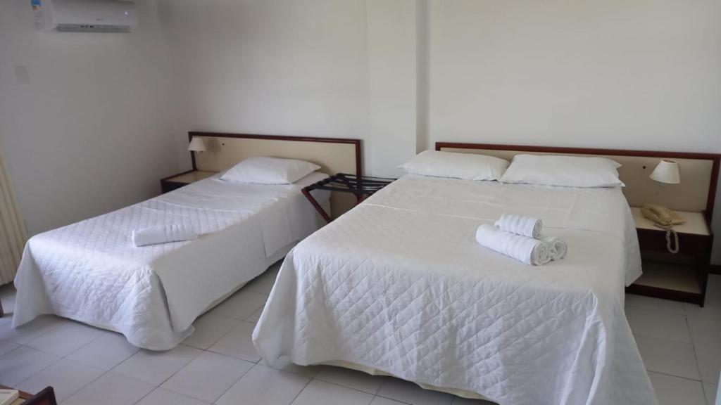 若昂佩索阿Quarto 215 do Manos Royal Hotel - propriedade privada的配有2张床的客房内配有白色床单和毛巾