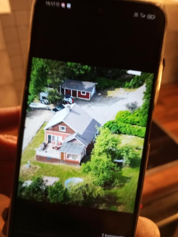 科特卡Espanja的手持手机,手持房子的照片