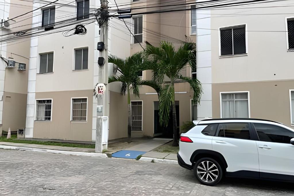 费拉迪圣安娜Aconchego Urbano: Espaçoso C/Ar的停在大楼前的白色汽车