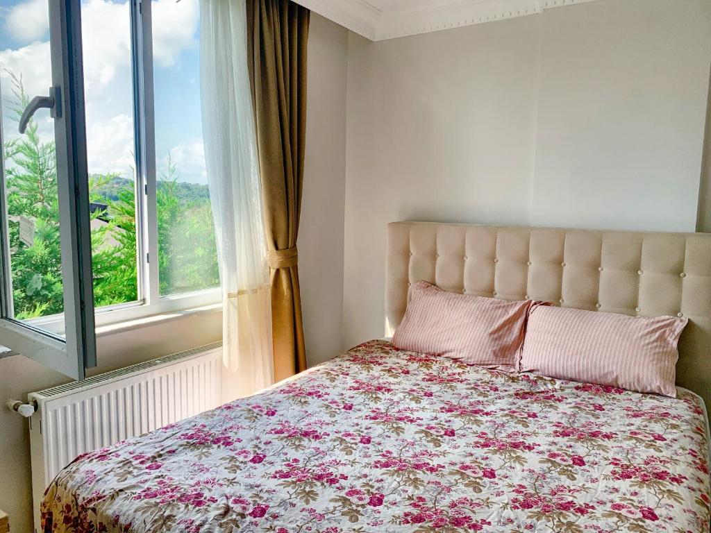 ArnavutköyStay in nature-5 mins to airport的一间卧室设有一张床和一个窗口