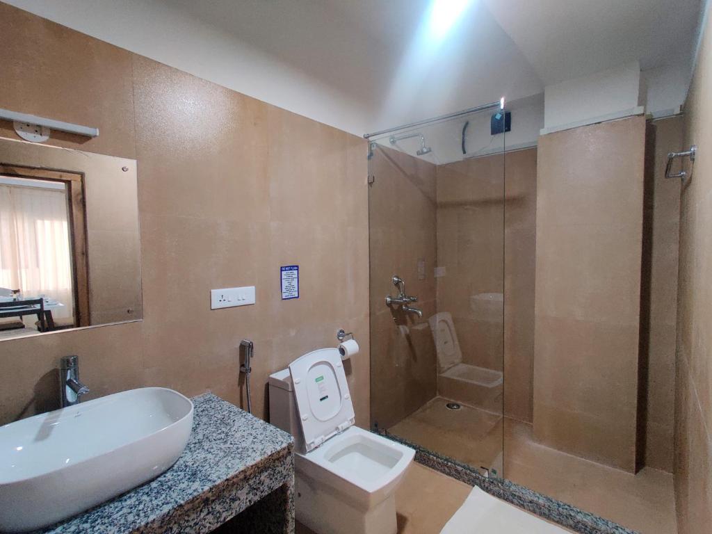 廷布Happy apartment的带淋浴、卫生间和盥洗盆的浴室