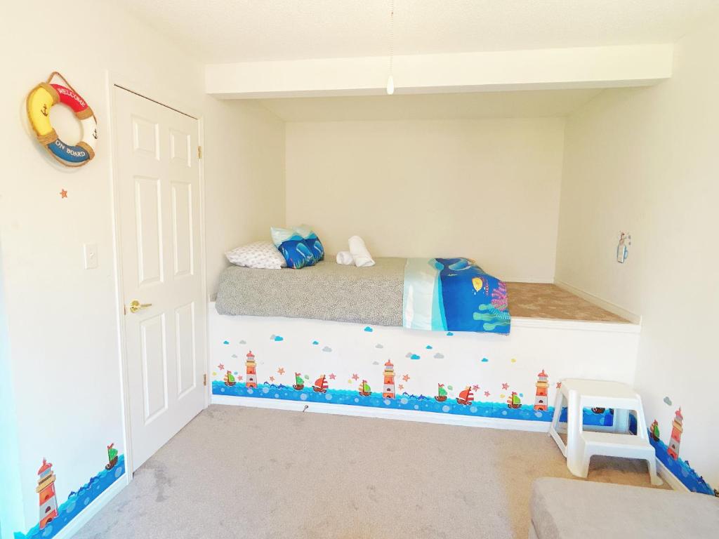 巴里Barrie Ocean Kingdom的儿童卧室配有一张带腿地板的床