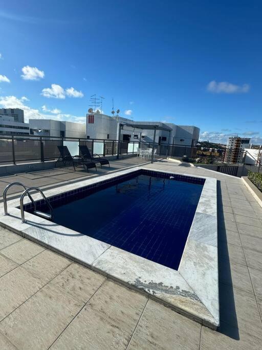 马塞约Apartamento Maceió- Jatiúca的建筑物屋顶上的游泳池