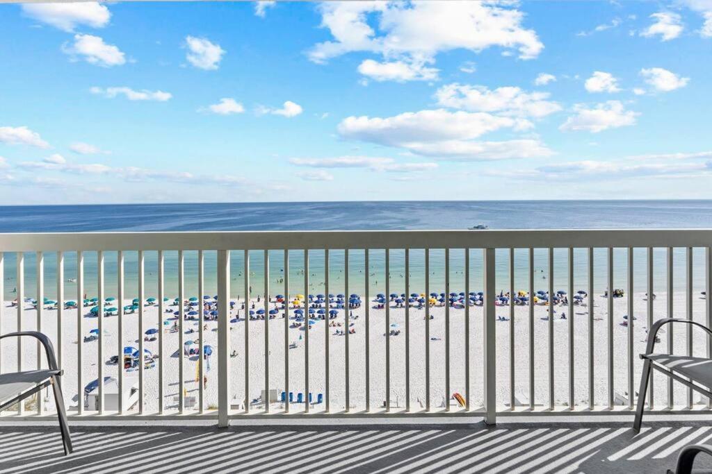 德斯坦Beachfront condo at Pelican Beach的享有海滩和海洋美景的阳台。