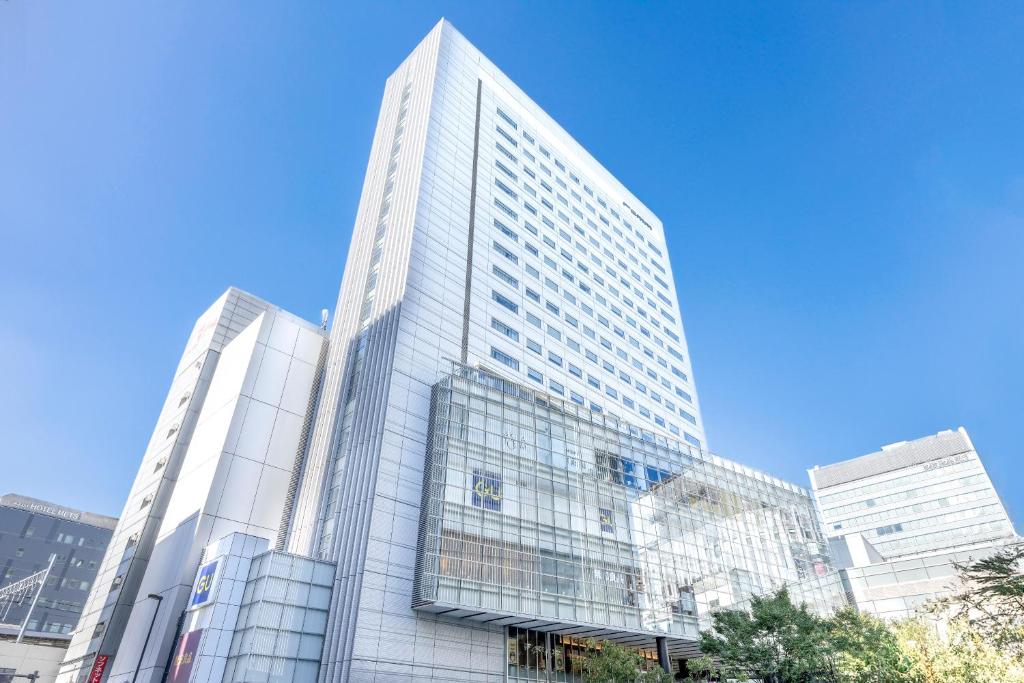 东京remm Akihabara的一座高大的玻璃建筑