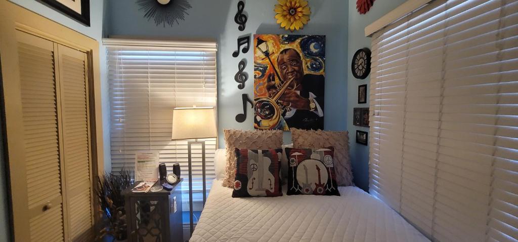 新奥尔良Jazzy Studio in a GREAT Location的卧室配有一张壁挂式海报的床