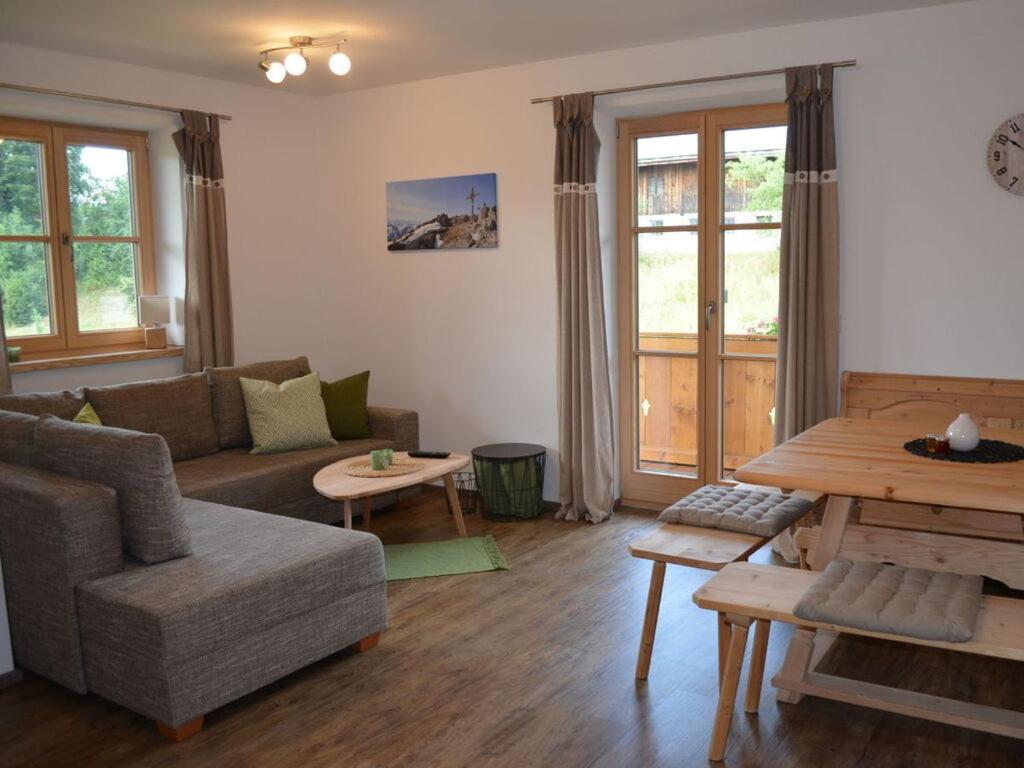 GaißachLovely apartment in Gaißach的客厅配有沙发和桌子