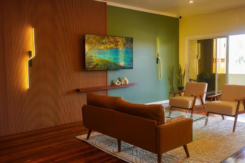 乔治敦Parc Rayne的客厅配有沙发和椅子