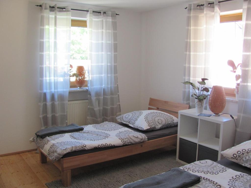 Trunkelsberg#6 Helles sonniges Zimmer mit 2 Betten,Sofa W-Lan frei Airport nah gelegen mit WG Bad的一间卧室设有两张床和窗户。
