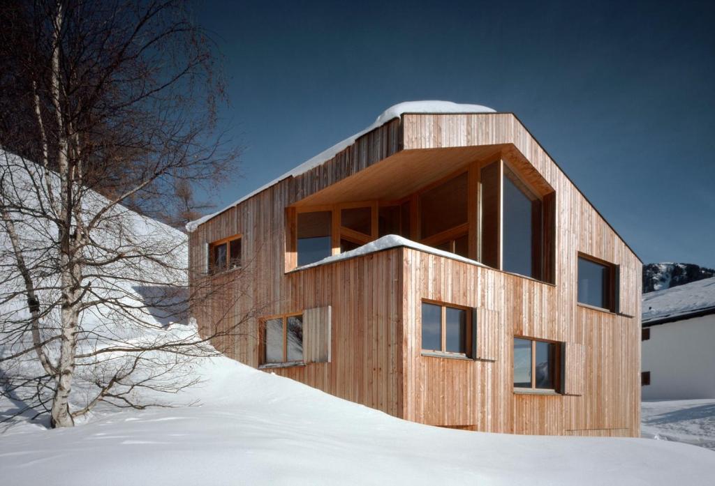 朗瑙vittu的雪中山丘上的木屋