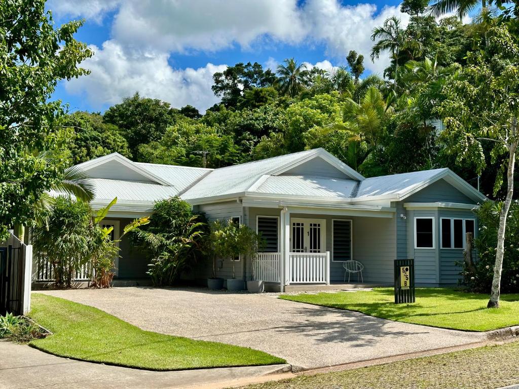 艾吉希尔Bamboo Villa - Pet friendly luxury Villa next to Botanical Gardens的白色屋顶的绿色房子