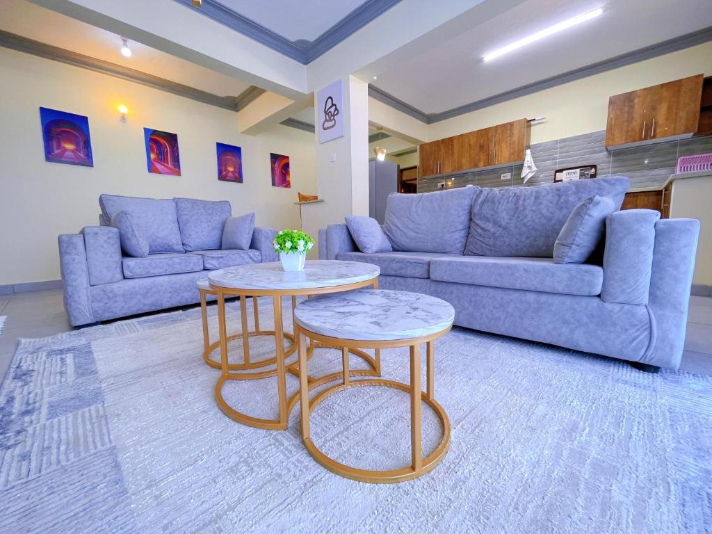 蒙巴萨Antlaya的客厅配有2张蓝色的沙发和1张桌子