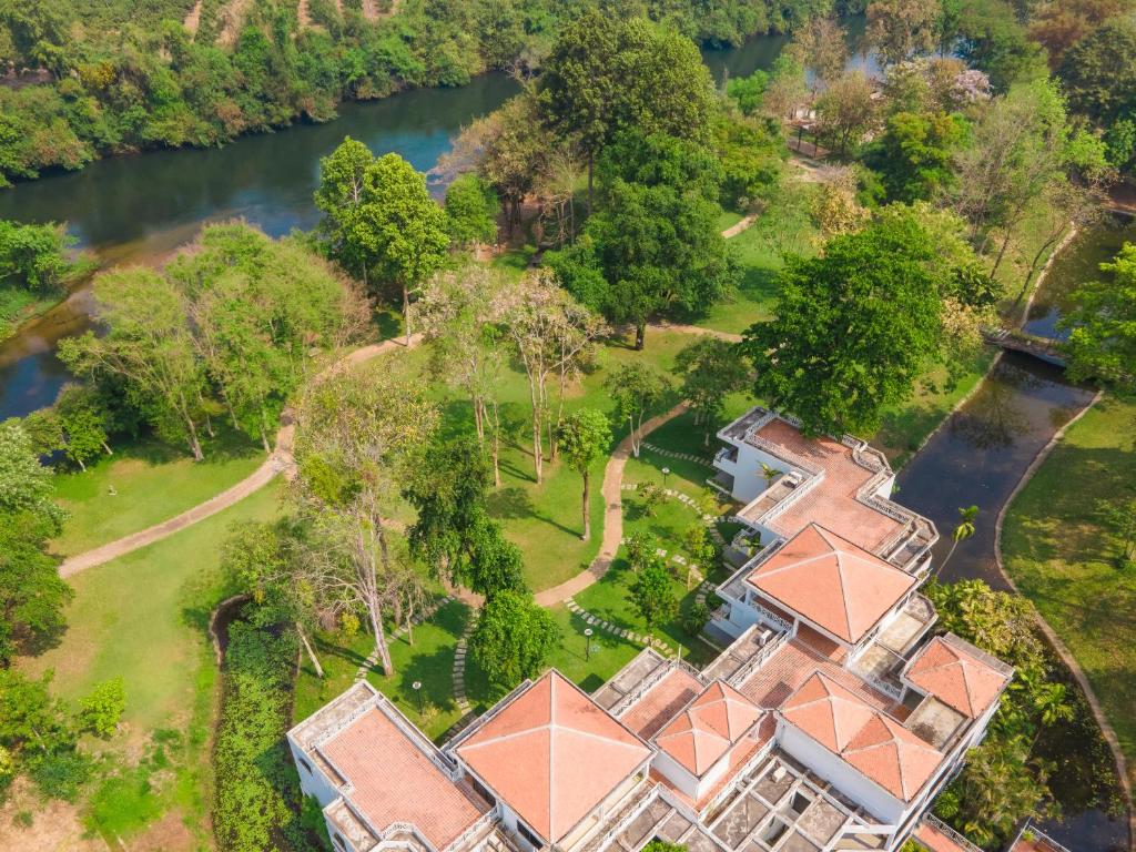 北碧Comsaed River Kwai Resort SHA的享有豪宅的空中景致