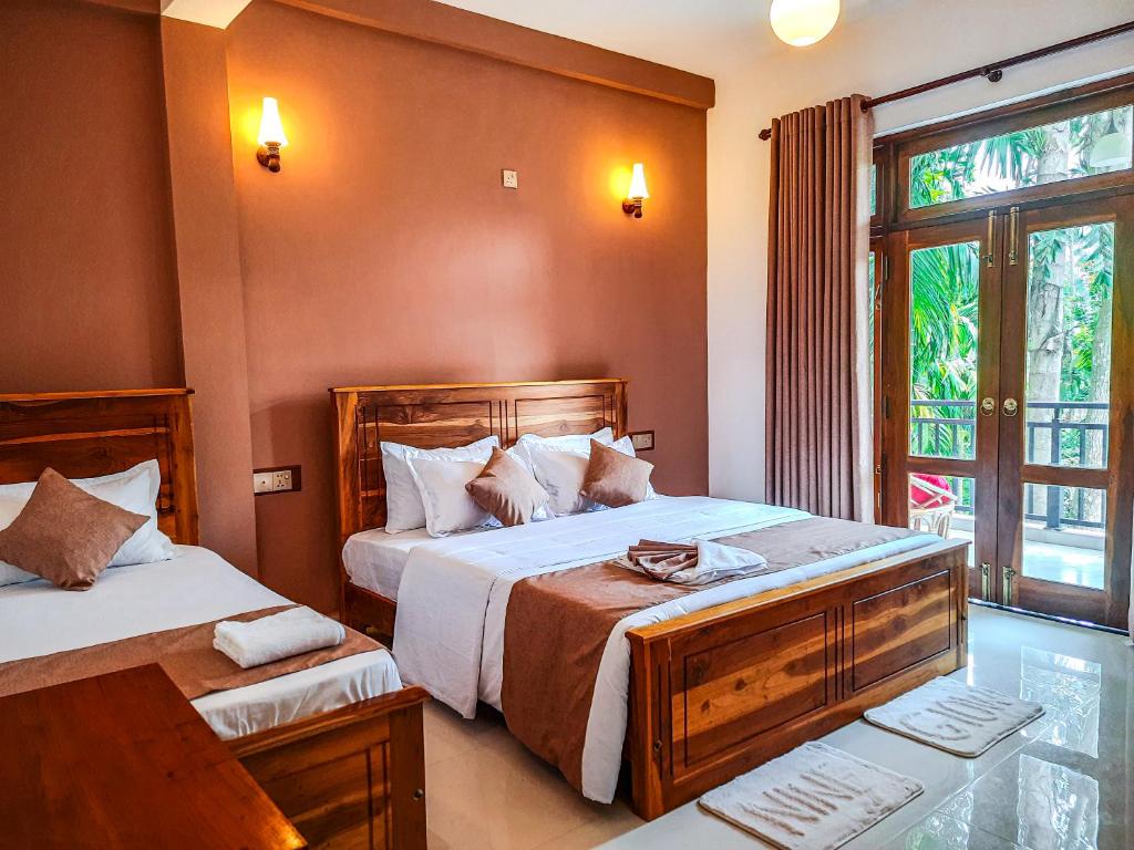 埃拉Ella, Nine Glow Resort的一间卧室设有两张床和窗户。