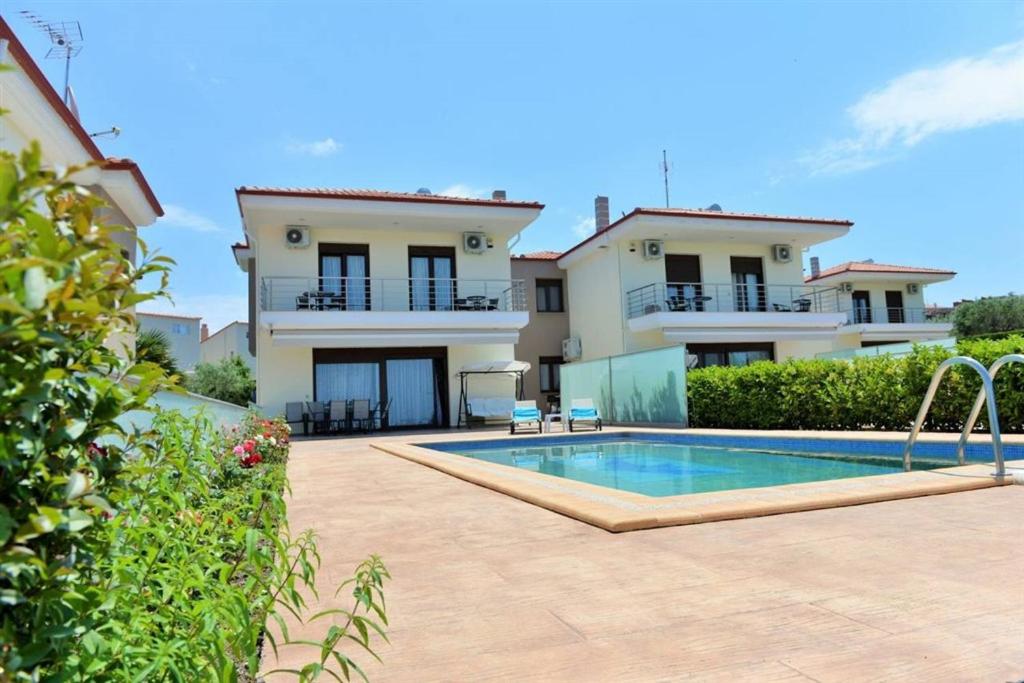 卡尼奥提Villas Hanioti的别墅前设有游泳池