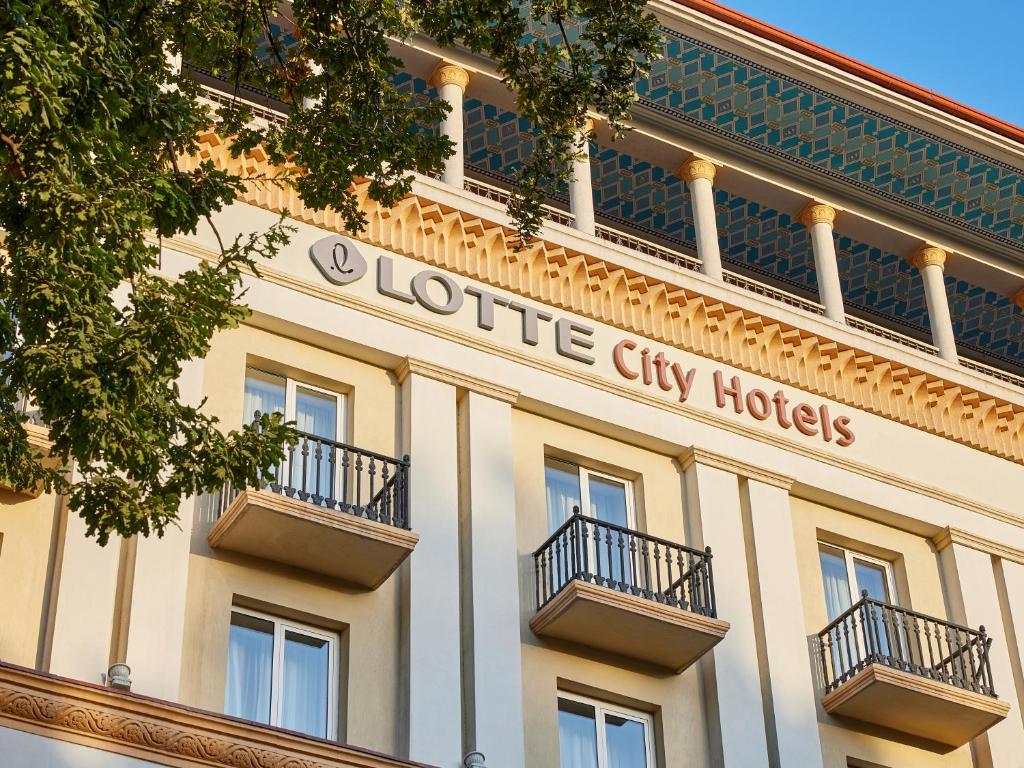 塔什干LOTTE City Hotels Tashkent Palace的卢伊斯市酒店