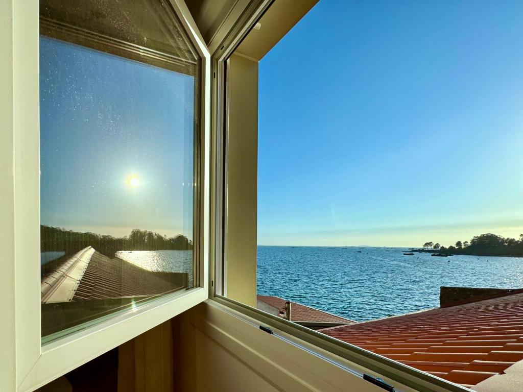 艾利亚德亚罗萨Apartamento Paseo Marítimo-A Illa de Arousa的享有水景的窗户