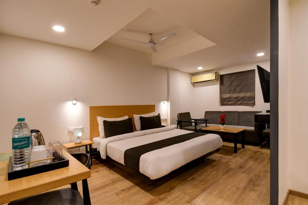 加尔各答Super Townhouse City Centre 2 Downtown - Managed by Company的酒店客房设有床和客厅。