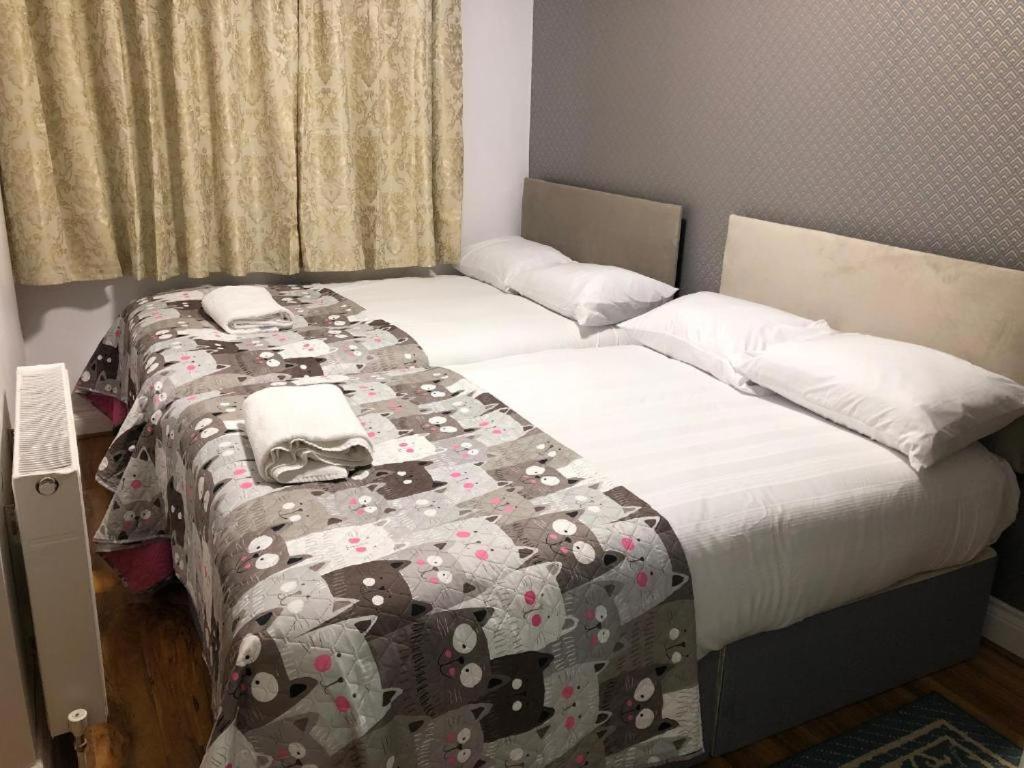 伦敦36 Pandora hotel的一间卧室配有两张床,床上有毯子