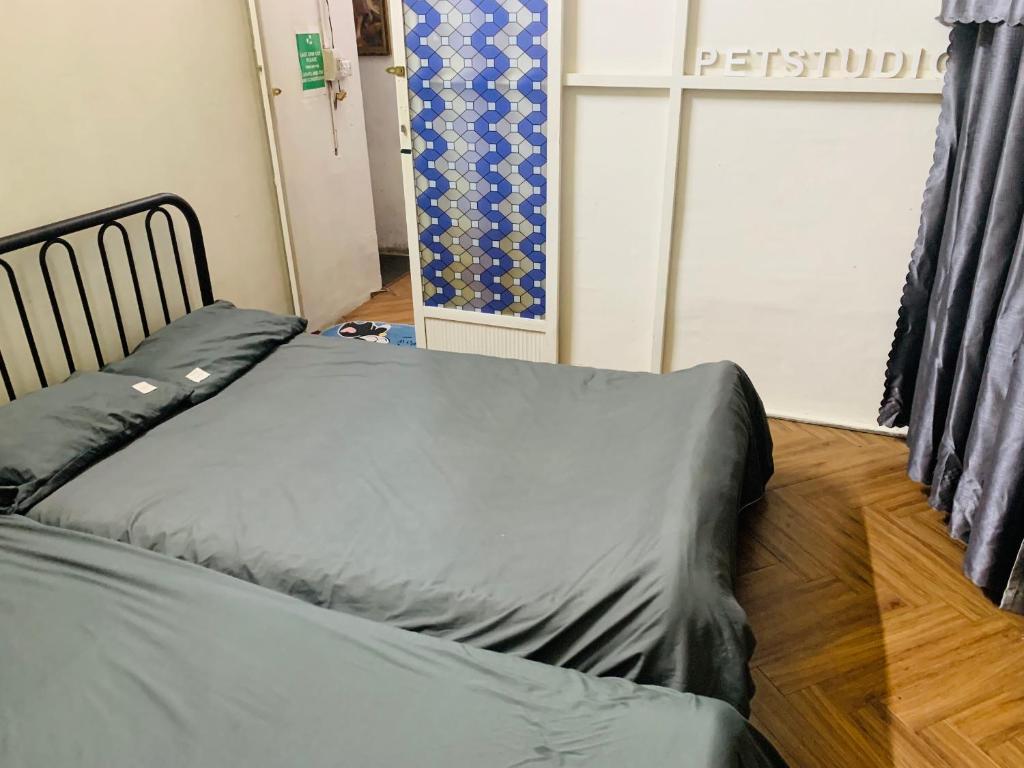 河内Head of Quarter -TRIPLE BED ROOM- CHEAP的一张位于带门的房间的床