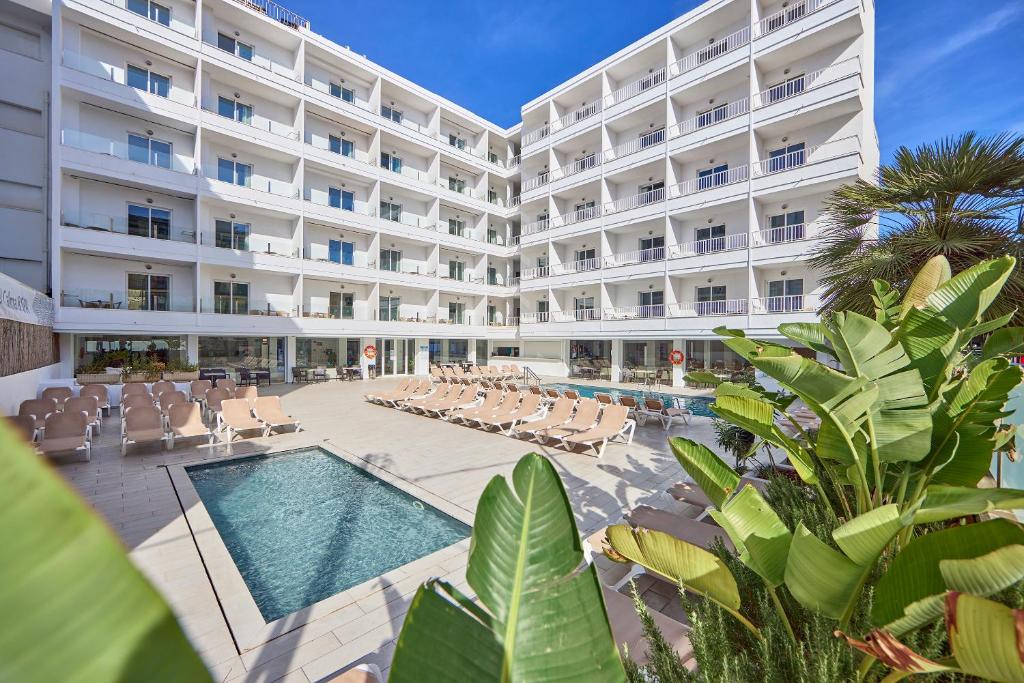 坎帕斯蒂利亚伊卢逊卡尔马Spa酒店的享有酒店外景,设有游泳池