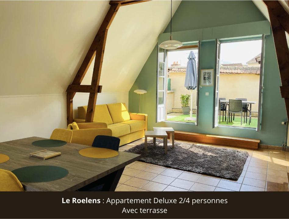 欧塞尔Appartement le Saint-Nicolas Auxerre Les Quais的客厅配有黄色的沙发和桌子