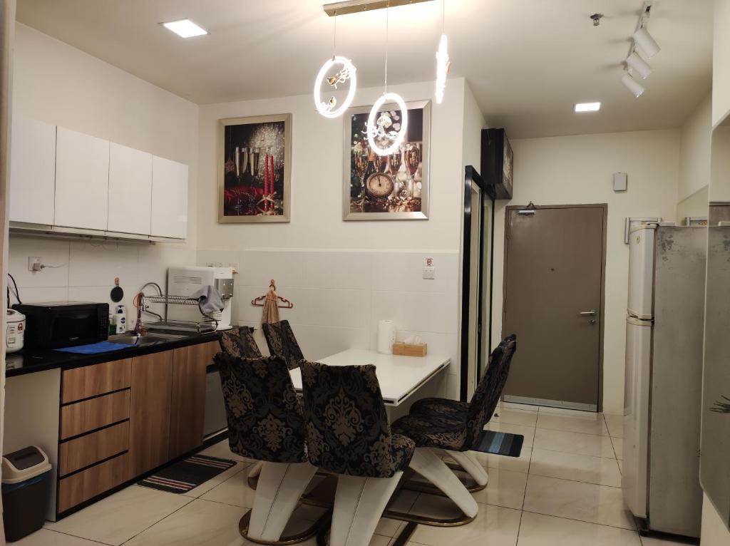 哥打京那巴鲁Thirteen Residence [TR06] @ ITCC Manhattan Suites的厨房配有桌椅和冰箱。
