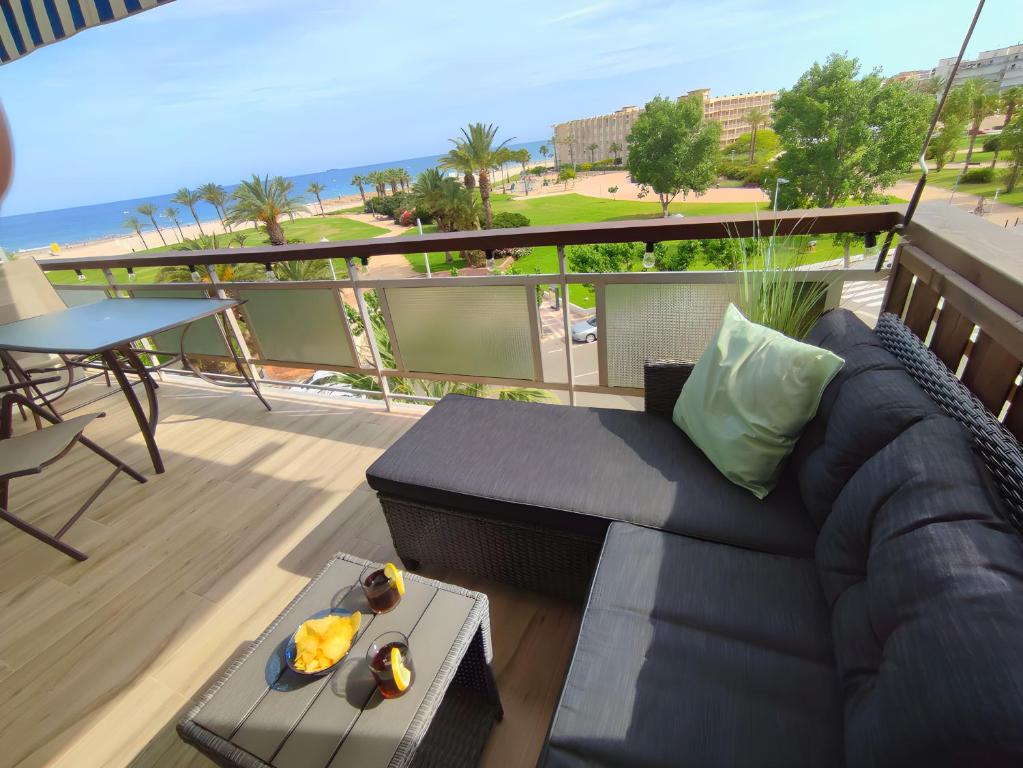拉皮内达Arrecife Beach的客厅配有沙发和阳台桌子