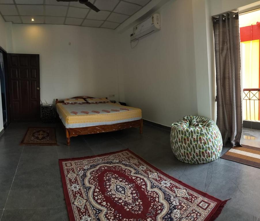 AberdeenKalapani Seaview Service Apartment的卧室配有一张床,地板上铺有2个地毯。