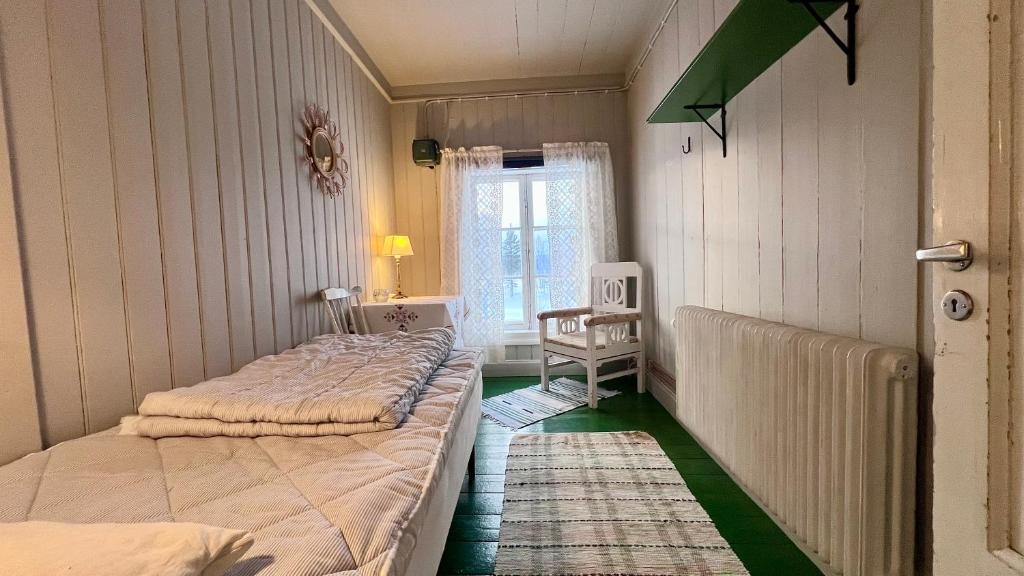 SörsjönNorrsjön的一间卧室设有两张床和窗户。