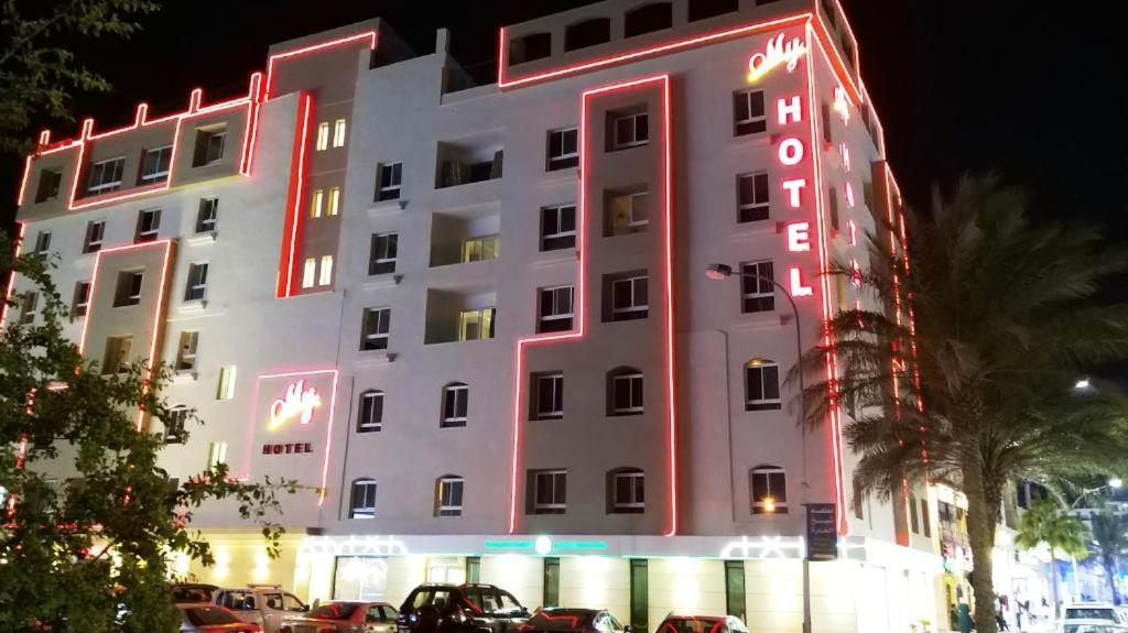 亚喀巴My Hotel by Trend的一座白色的大建筑,上面有 ⁇ 虹灯标志