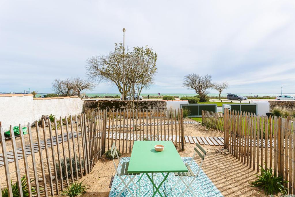 里夫杜海滩La Plage, T2 vue mer的天井设有绿桌和围栏