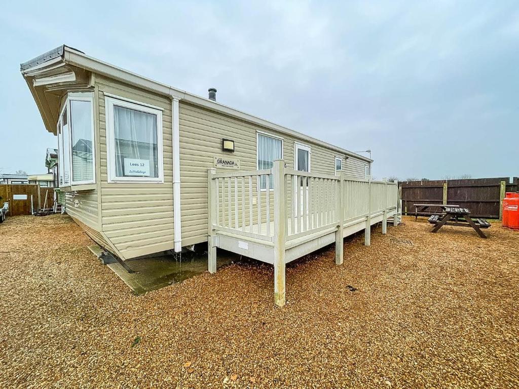 亨斯坦顿6 Berth Pet Friendly Caravan By Hunstanton Beach, Norfolk Ref 13012l的移动房屋 - 带门廊和甲板