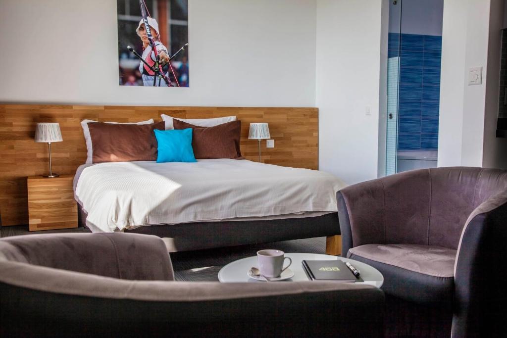 洛桑46A公寓酒店的一间卧室配有一张带两把椅子和一张桌子的床。